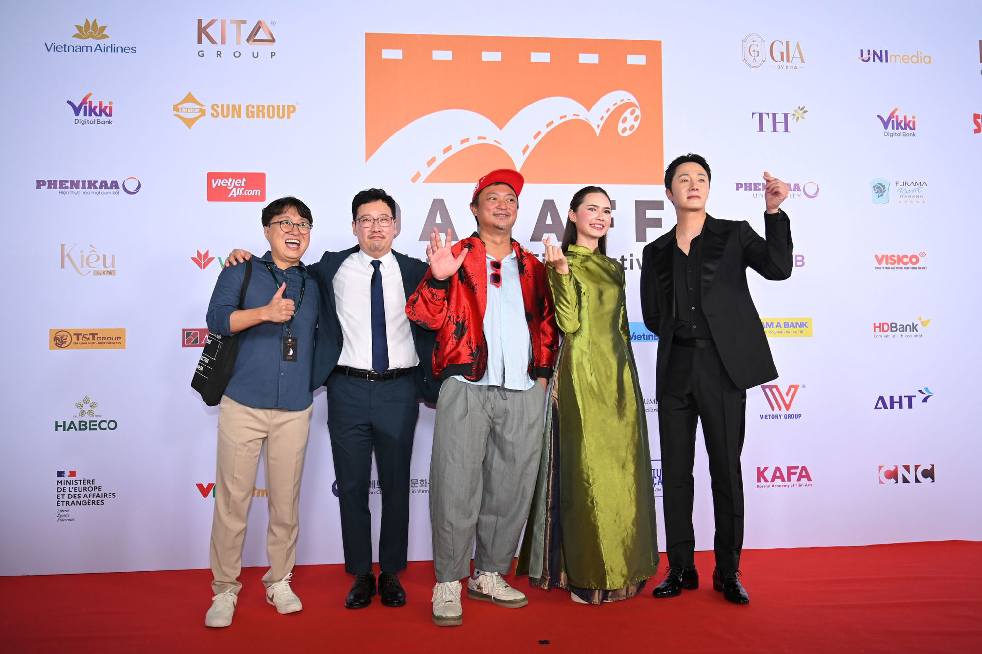 Thảm đỏ (Đoàn làm phim Mang mẹ đi bỏ)