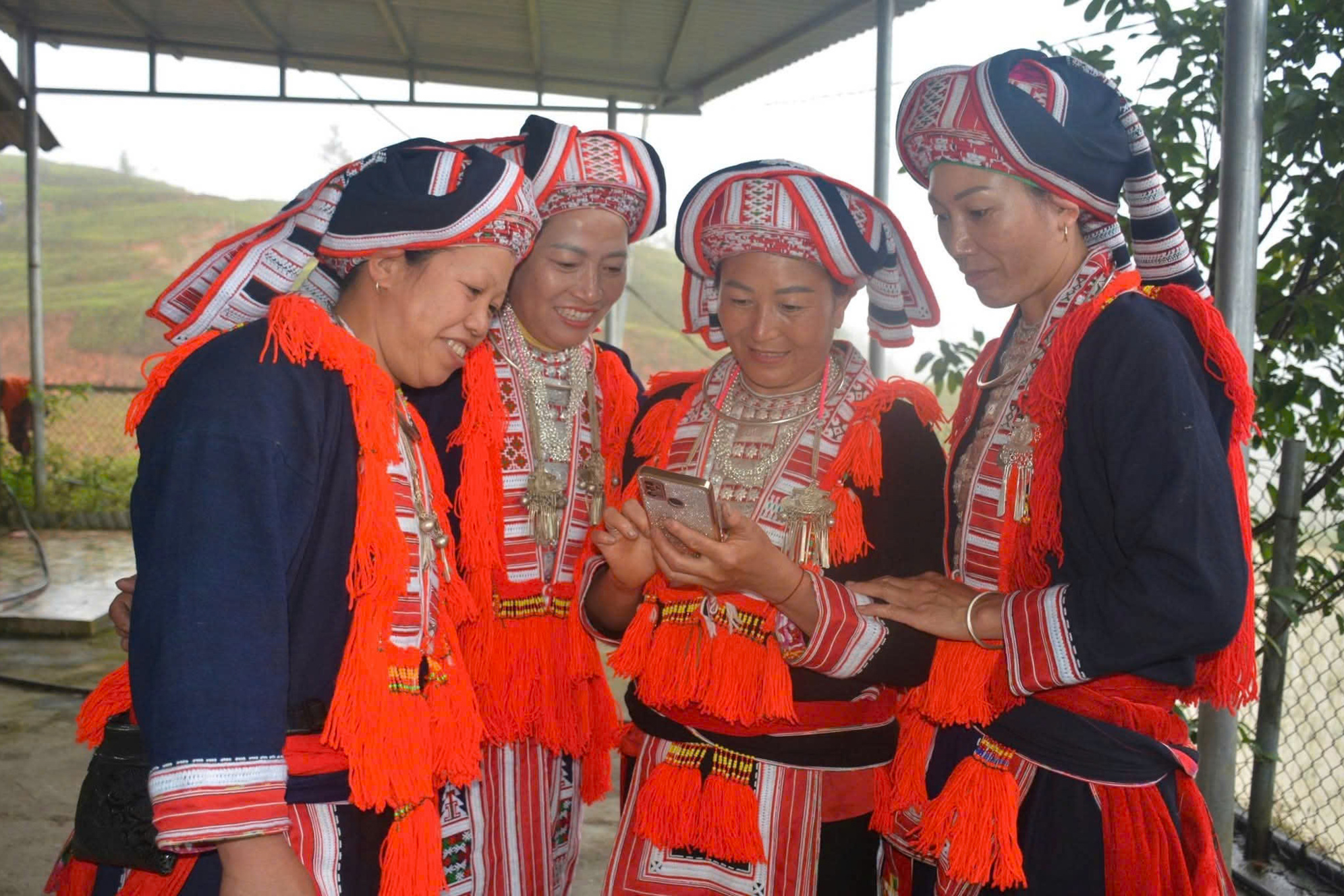 Hỗ trợ nghiên cứu, phục hồi, bảo tồn, phát huy nghề làm giấy dó truyền thống của dân tộc Dao Đỏ