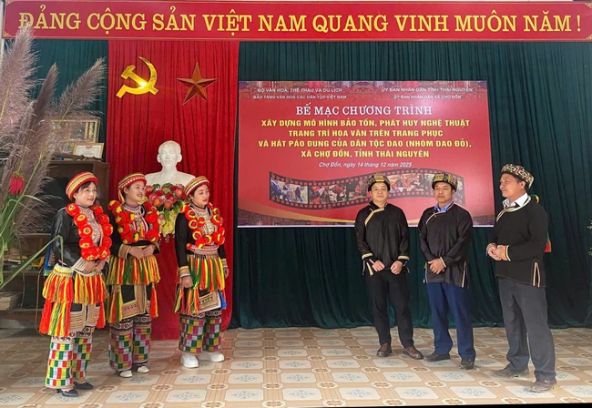 Gìn giữ và lan tỏa giá trị văn hóa dân tộc Dao qua lớp truyền dạy hát Páo dung và trang phục truyền thống - Ảnh 1.